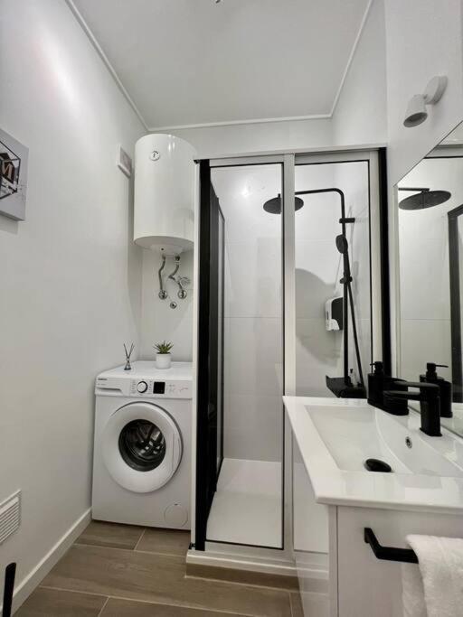 Appartamento Apartamento Muito Central - 300 Metros Da Praia Costa da Caparica Esterno foto