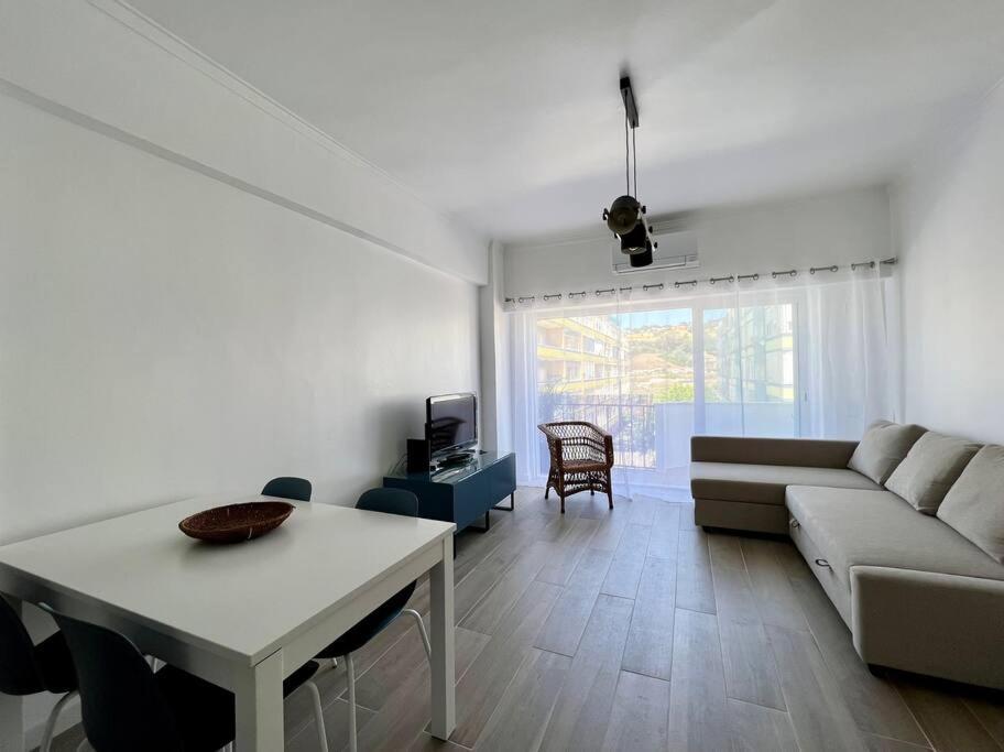 Appartamento Apartamento Muito Central - 300 Metros Da Praia Costa da Caparica Esterno foto