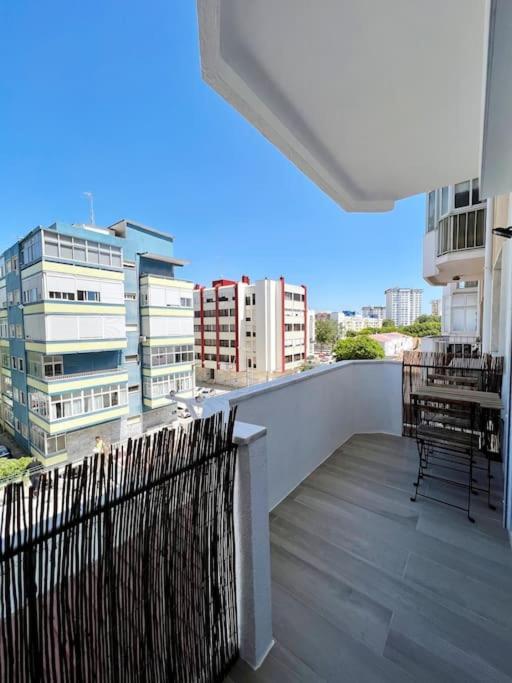 Appartamento Apartamento Muito Central - 300 Metros Da Praia Costa da Caparica Esterno foto