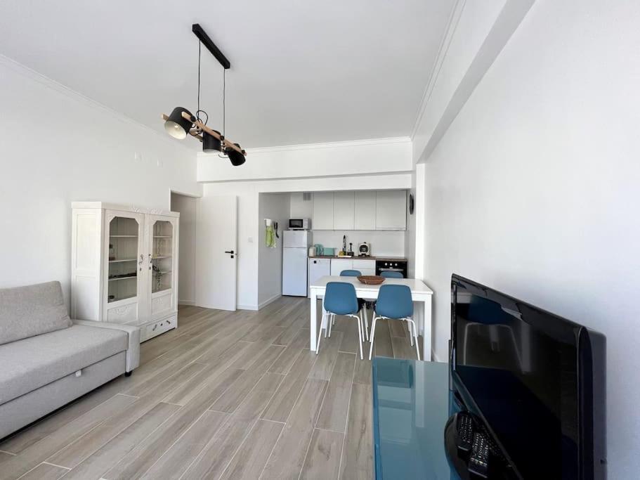 Appartamento Apartamento Muito Central - 300 Metros Da Praia Costa da Caparica Esterno foto